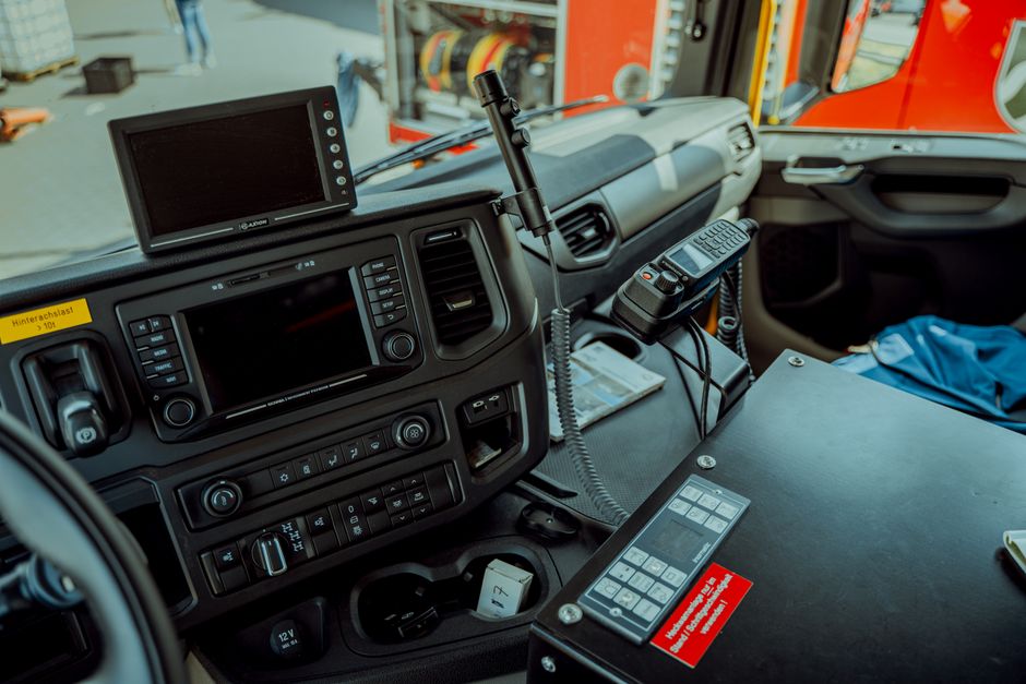 Painel de controle de telemetria mostrando localização e dados operacionais da frota em tempo real.